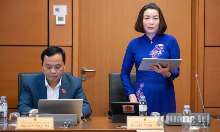 Đồng chí Nguyễn Minh Tâm, Phó trưởng đoàn chuyên trách Đoàn đại biểu Quốc hội tỉnh thảo luận tại tổ - Ảnh: N.M