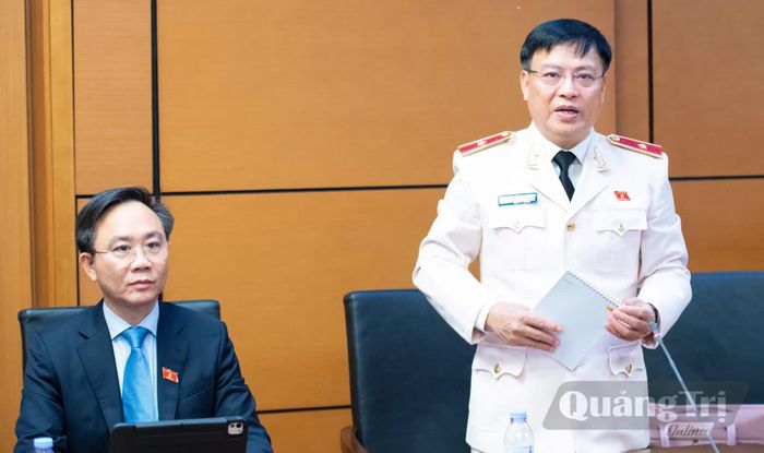Đồng chí Thiếu tướng Nguyễn Thanh Liêm, Giám đốc Công an tỉnh thảo luận tại tổ - Ảnh: N.M