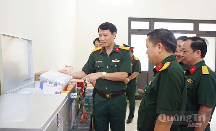 Đồng chí đại tá Đinh Xuân Hướng, Phó Chủ nhiệm Chính trị Quân khu, Phó trưởng Ban Chỉ đạo tìm kiếm, quy tập và xác định danh tính hài cốt liệt sĩ Quân khu 4 kiểm tra vật chất thuốc quân y - Ảnh: H.C