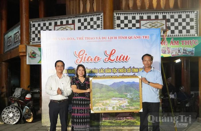 Đại diện lãnh đạo Sở Văn hóa, Thể thao và Du lịch Quảng Trị và cấp ủy, chính quyền xã Khe Tre, TP. Huế chụp ảnh, trao quà lưu niệm - Ảnh: X.P