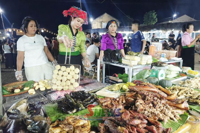 Gian hàng ẩm thực dân tộc Thái độc đáo tại không gian văn hóa bản Vặt Hồng, Mộc Châu.