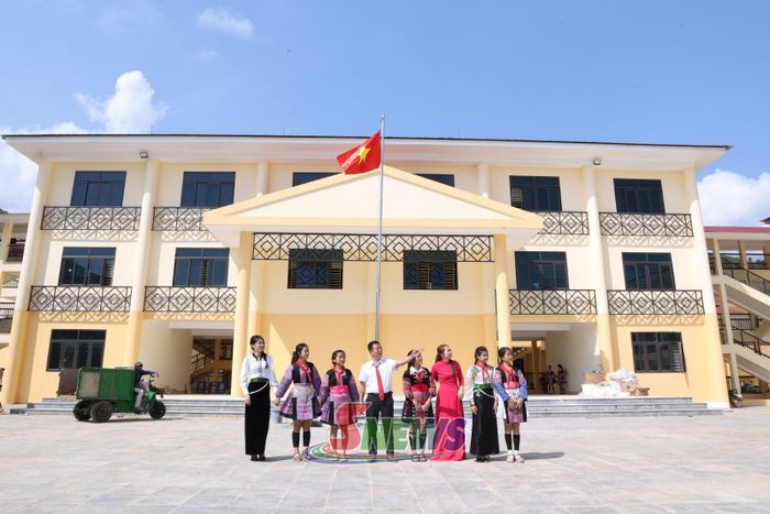 Thầy và trò Trường Phổ thông nội trú Tiểu học và THCS Yên Sơn trước ngày khánh thành công trình.