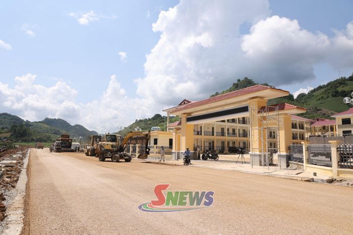 Thi công đường vào Trường Phổ thông nội trú Tiểu học và THCS Yên Sơn.