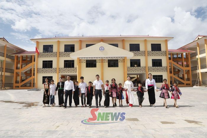 Thầy và trò Trường phổ thông nội trú Tiểu học và THCS Lóng Phiêng trước ngày khánh thành công trình.