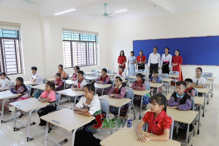 Thầy cô giáo Trường phổ thông nội trú Tiểu học và THCS Lóng Phiêng trong lớp học mới.