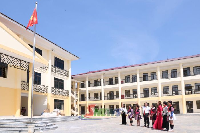 Thầy và trò Trường Phổ thông nội trú Tiểu học và THCS Yên Sơn tham quan trường mới.