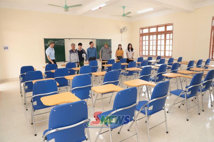 Trường Phổ thông nội trú Tiểu học - THCS Mường Hung hoàn thiện việc lắp đặt bàn, ghế, trang thiết bị trong phòng học.     Ảnh: PV