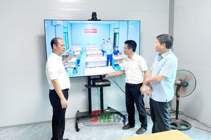 Cán bộ Sở Khoa học và Công nghệ kiểm tra, kiểm thử Hệ thống hội nghị truyền hình trực tuyến tại xã Chiềng La.
