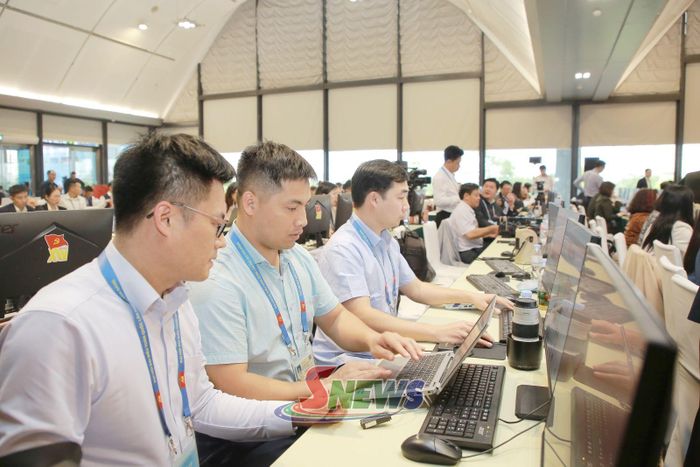Hội viên Hội Nhà báo tỉnh tác nghiệp tại Trung tâm Báo chí Đại hội XIV của Đảng.Ảnh: PV
