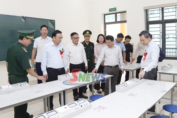 Các đại biểu thăm quan phòng học bộ môn công nghệ.