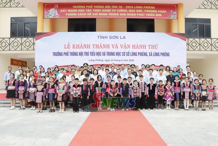 Các đồng chí lãnh đạo tỉnh chụp ảnh lưu niệm cùng thầy và trò Trường phổ thông nội trú Tiểu học và THCS Lóng Phiêng.