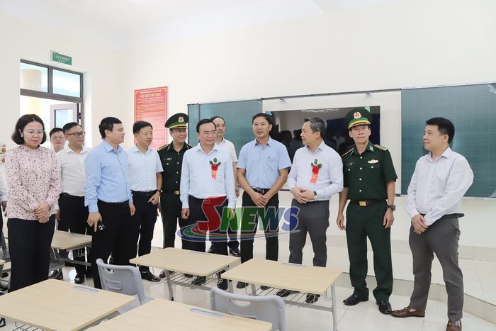 Các đại biểu thăm quan phòng học.