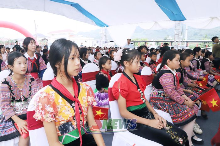 Các em học sinh tham dự tổng duyệt.