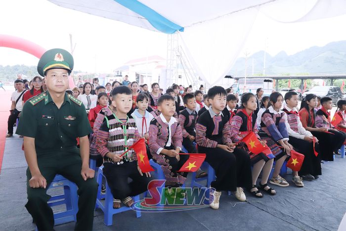 Cán bộ biên phòng và các em học sinh tham dự tổng duyệt.