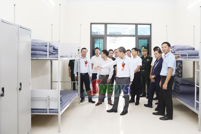 Các đại biểu thăm quan phòng ở của học sinh.