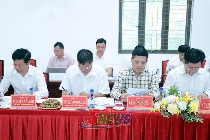 Các đại biểu xã Nậm Ty dự cuộc làm việc.