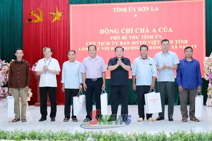 Đoàn công tác của tỉnh tặng quà cho người có uy tín trên địa bàn xã Nậm Ty.