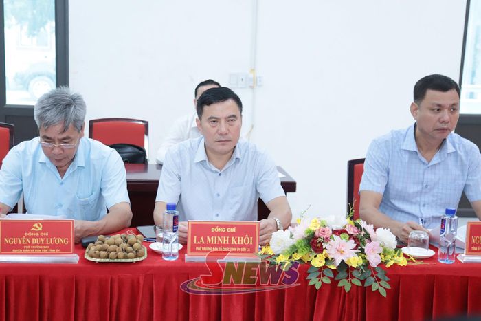 Các thành viên Đoàn công tác của tỉnh dự cuộc làm việc.
