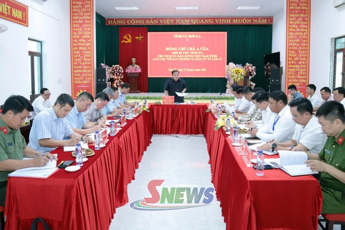 Đồng chí Chá A Của, Phó Bí thư Tỉnh ủy, Chủ tịch Ủy ban MTTQ Việt Nam tỉnh chủ trì làm việc với Ban Thường vụ Đảng ủy xã Nậm Ty.