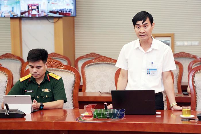 Đồng chí Giám đốc Sở Dân tộc và Tôn giáo phát biểu tại cuộc họp.