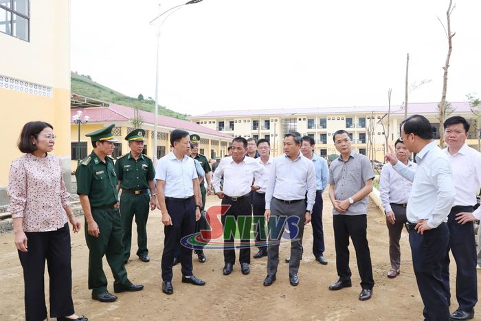 Đồng chí Nguyễn Đình Việt kiểm tra các hạng mục tại nhà trường.