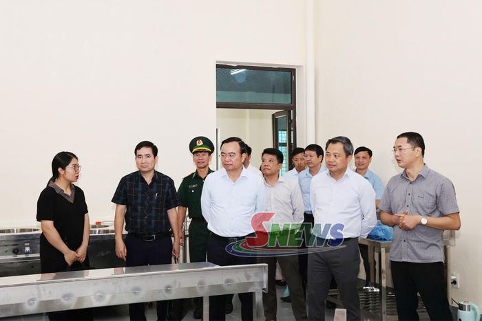 Đồng chí Nguyễn Đình Việt kiểm tra cơ sở vật chất của trường.