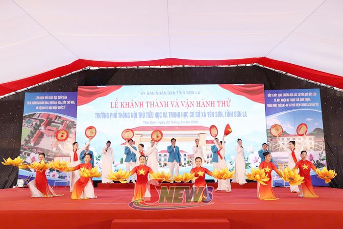Tổng duyệt chương trình văn nghệ tại Lễ khánh thành Trường phổ thông nội trú Tiểu học và THCS Yên Sơn.