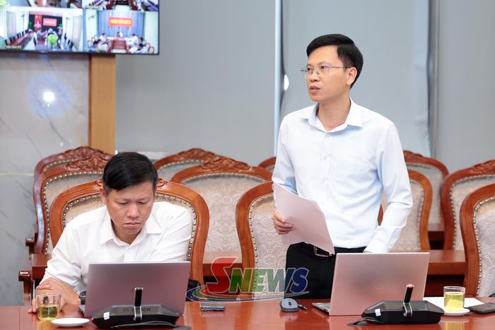 Lãnh đạo Ban Quản lý dự án dân dụng, công nghiệp và phát triển đô thị tỉnh phát biểu tại cuộc làm việc.