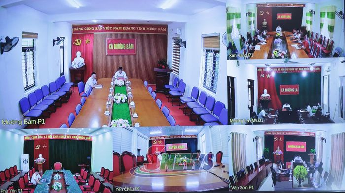 Cuộc họp được tổ chức theo hình thức trực tiếp kết hợp trực tuyến.