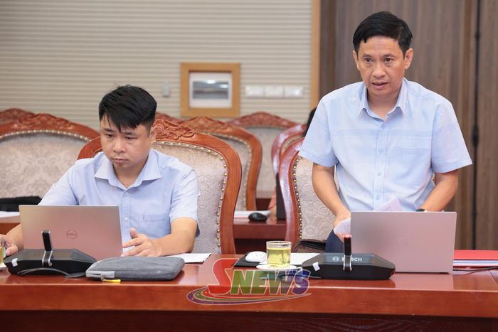 Lãnh đạo Sở Xây dựng báo cáo kết quả thực hiện tại cuộc họp.