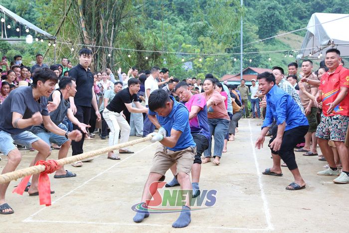 Thi đấu môn kéo co tại phiên chợ