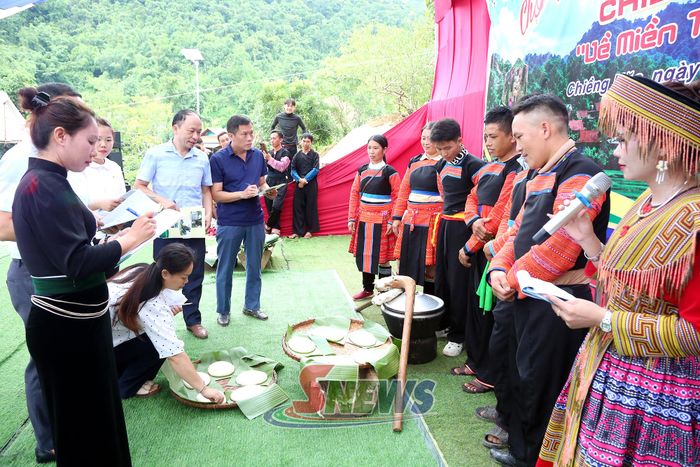 Ban giám khảo chấm phần thi giã và trưng bày bánh dày tại phiên chợ.