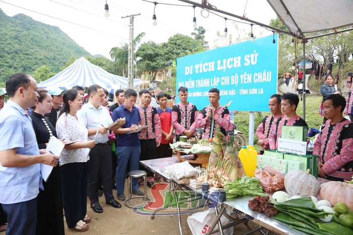 Ban giám khảo chấm phần thi ẩm thực tại phiên chợ.
