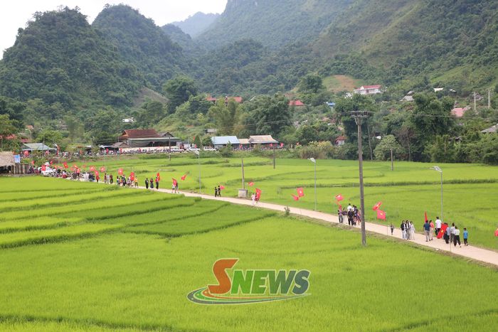 Đường cờ Tổ quốc dọc tuyến đường vào phiên chợ vùng cao thu hút đông đảo nhân dân và du khách check in, trải nghiệm