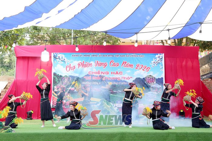 Tiết mục văn nghệ chào mừng chợ phiên vùng cao Chiềng Hặc năm 2026.