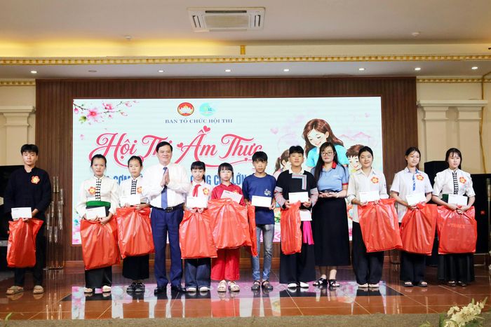 Lãnh đạo Ủy ban MTTQ Việt Nam tỉnh và đại diện Báo Nông nghiệp và Môi trường trao quà cho các em học sinh có hoàn cảnh khó khăn.