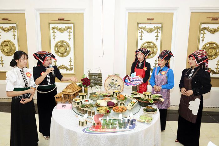Đội Hội LHPN xã Chiềng Hặc thuyết trình về mâm cơm gia đình.