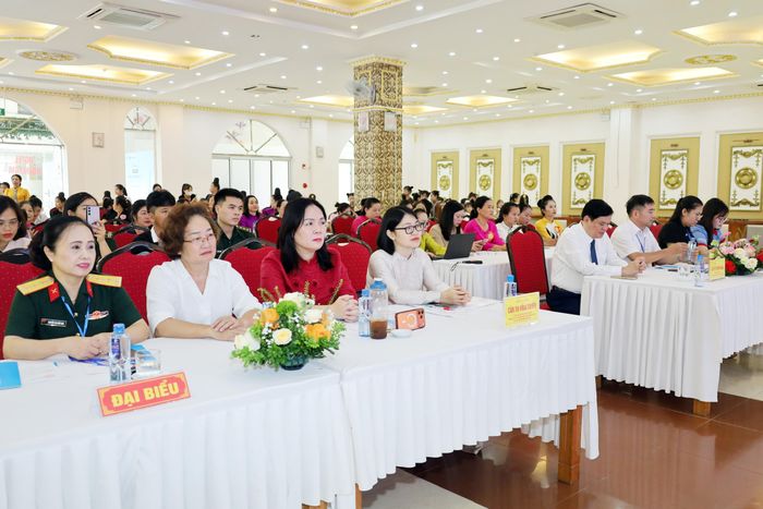Các đại biểu dự chương trình.