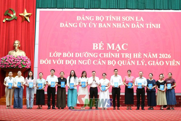 Ban tổ chức lớp học trao khen thưởng cho các học viên.