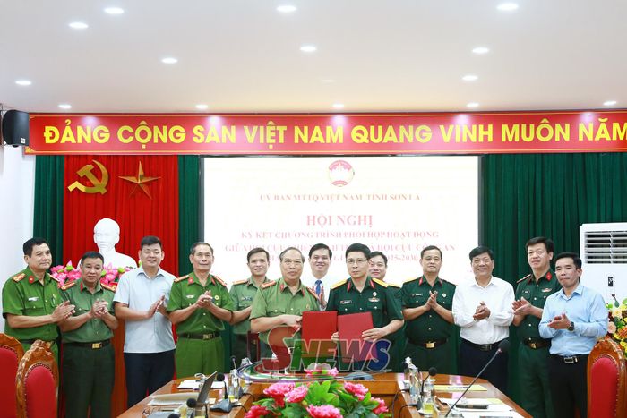 Ký kết chương trình phối hợp.