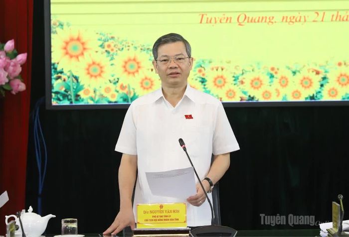 Đồng chí Phó Bí thư Tỉnh ủy, Chủ tịch HĐND tỉnh Nguyễn Văn Sơn chủ trì phiên họp.