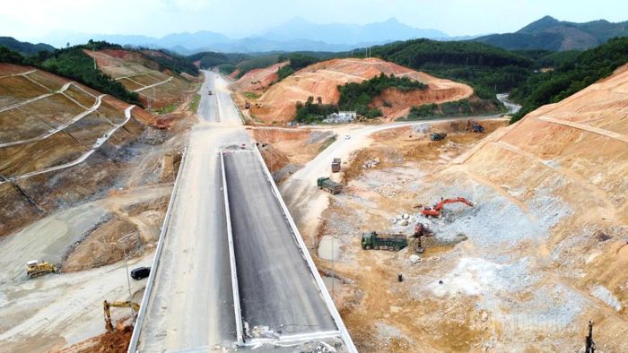 Nút giao Quốc lộ 2 trên tuyến cao tốc Tuyên Quang- Hà Giang đang được các nhà thầu đẩy mạnh thi công.