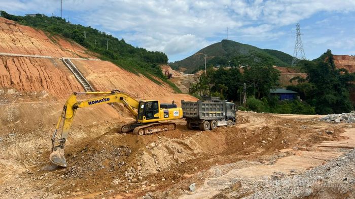 Nhà thầu đang tập trung thi công rãnh thoát nước dọc trên tuyến cao tốc Tuyên Quang- Hà Giang.