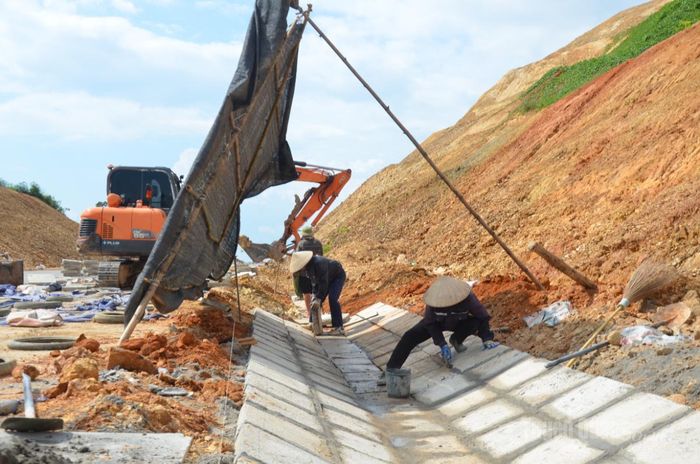 Các nhà thầu đang khẩn trương hoàn thiện rãnh thoát nước trên tuyến cao tốc Tuyên Quang- Hà Giang.