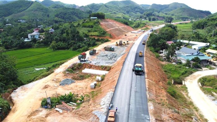 Công ty cổ phần Đông Dương đang thảm lớp bê tông nhựa cuối cùng tại gói thầu 20 trên tuyến Cao tốc Tuyên Quang- Hà Giang.