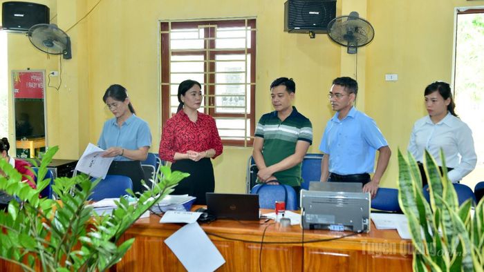 Đồng chí Phó Bí thư Thường trực chuyên trách Đảng ủy UBND tỉnh Nông Thị Bích Huệ kiểm tra công tác chuẩn bị năm học mới tại Trường Tiểu học và THCS Yên Nguyên.