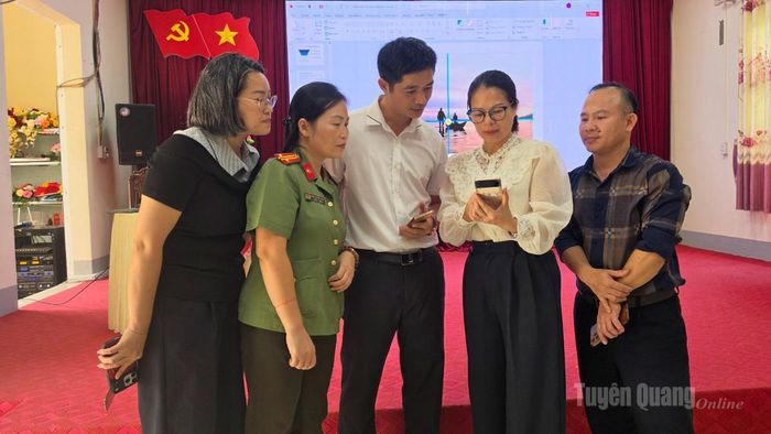 Báo cáo viên cùng các học viên trao đổi kỹ năng xử lý hình ảnh trên điện thoại thông minh.