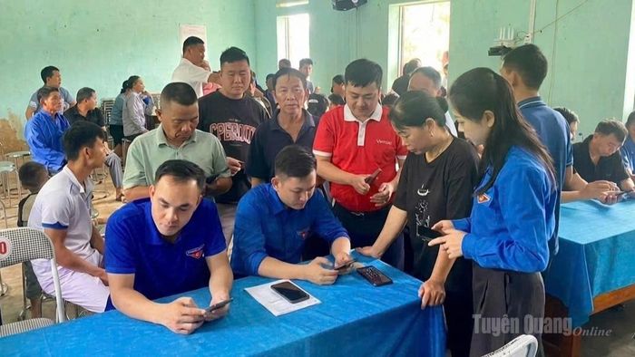 Đoàn viên, thanh niên xã Bắc Quang hướng dẫn người dân thôn Minh Lập sử dụng các tiện ích số trên máy điện thoại.