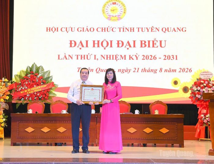 Đồng chí Phó Chủ tịch HĐND tỉnh Phạm Thị Minh Xuân trao Bằng khen của Chủ tịch UBND tỉnh cho đồng chí Nguyễn Thế An, nguyên Chủ tịch Hội Cựu giáo chức tỉnh.
