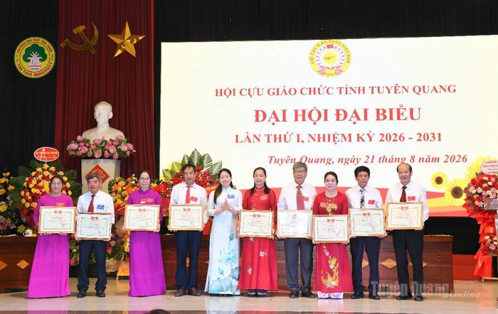 Đồng chí Trần Thị Hoàn, Phó Chủ tịch Ủy ban MTTQ Việt Nam tỉnh trao Bằng khen cho các tập thể và cá nhân.
